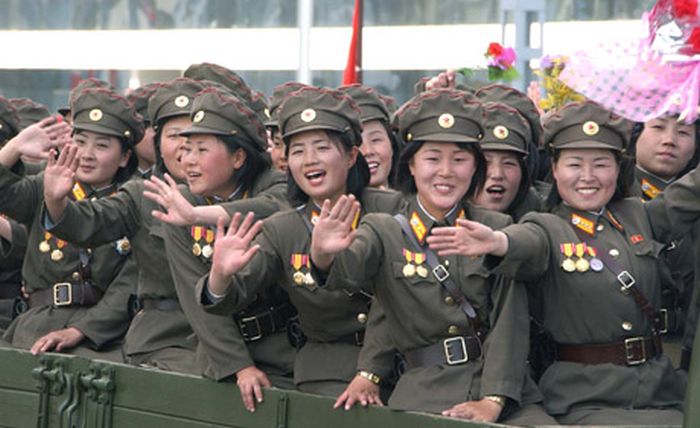 Девушка из КНДР рассказала о порядках в армии этой страны (6 фото)