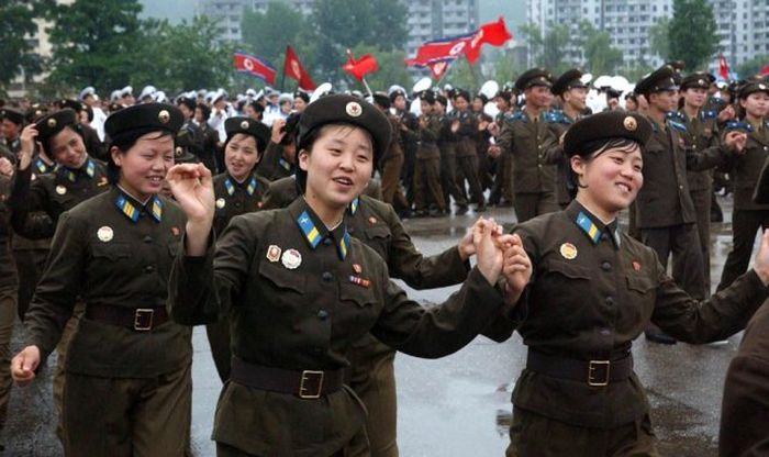 Девушка из КНДР рассказала о порядках в армии этой страны (6 фото)