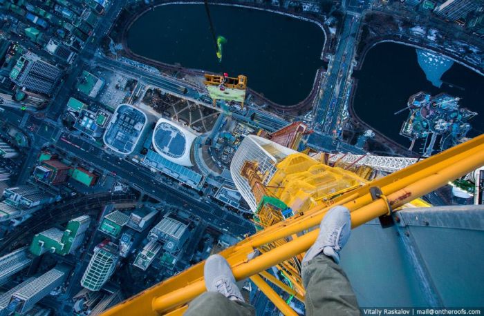 Российские руферы покорили самое высокое здание Кореи (4 фото)