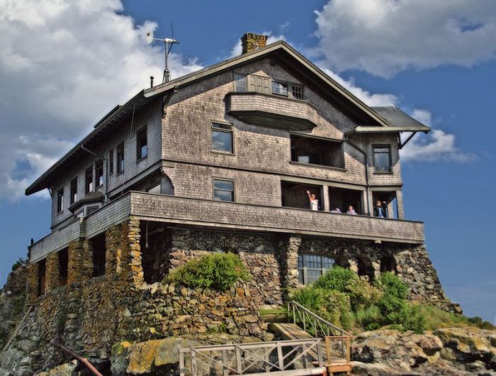Клингстоун – самодостаточный дом на скале (8 фото)