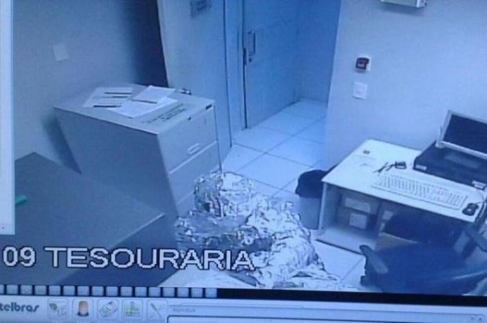 Умные грабители обошли защиту банка в Бразилии  (3 фото)