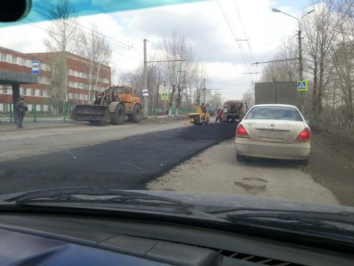 Ремонт дороги в Омске начался мгновенно ! (2 фото)