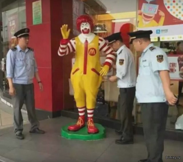 В Китае полицейские «арестовали» статую Рональда Макдональда (6 фото)