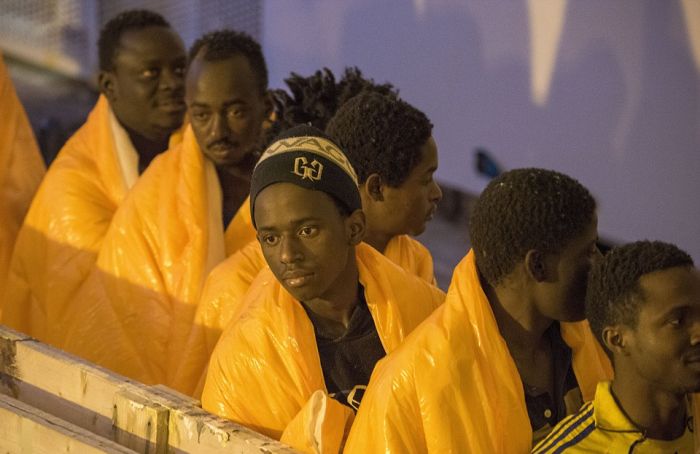 Беженцы стали массово прибывать на Сицилию (26 фото)