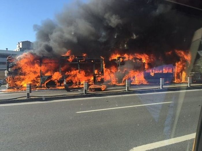 В центре Стамбула сгорел автобус (3 фото)
