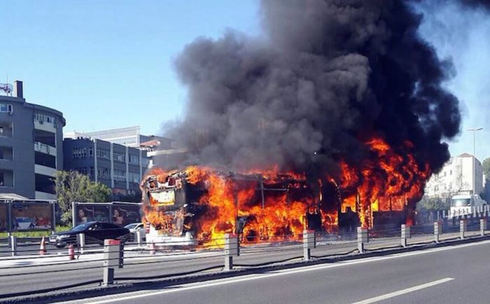 В центре Стамбула сгорел автобус (3 фото)