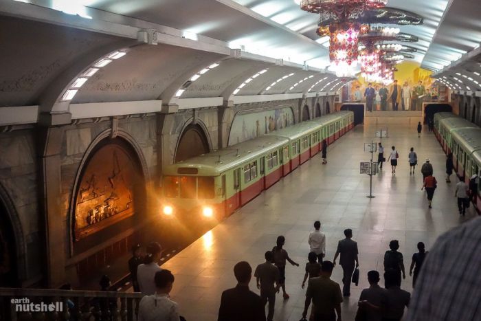 Северная Корея открыла для иностранцев все станции метро (8 фото)