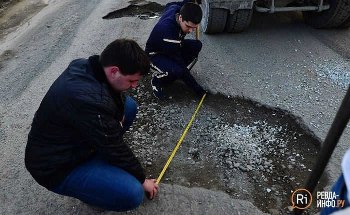 Автомобилисты Свердловской области сами заделали ямы на дорогах (5 фото)
