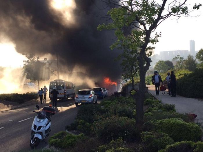 В Иерусалиме взорвался автобус (6 фото)