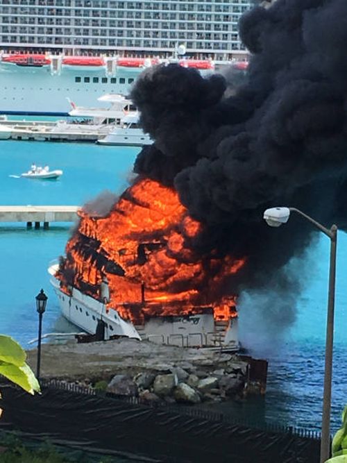 Яхта стоимостью 2,5 миллиона сгорела дотла в Карибском море (17 фото)