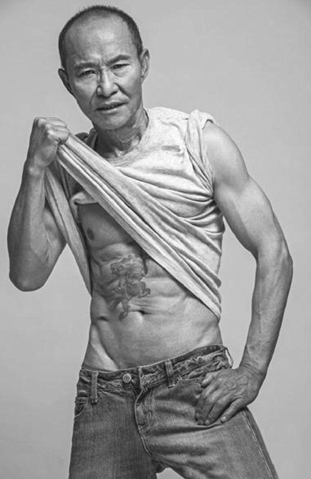 Возраст – не оправдание: как мужчина изменил свое тело в 61 год (10 фото)