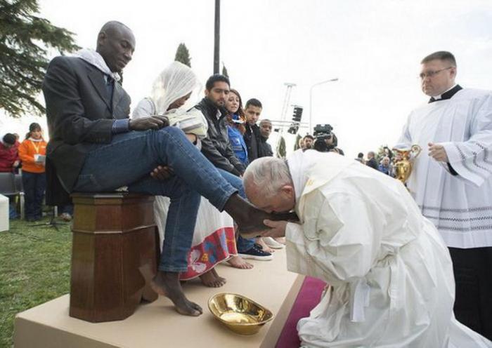 Зачем Папа Римский целует ноги? (6 фото)
