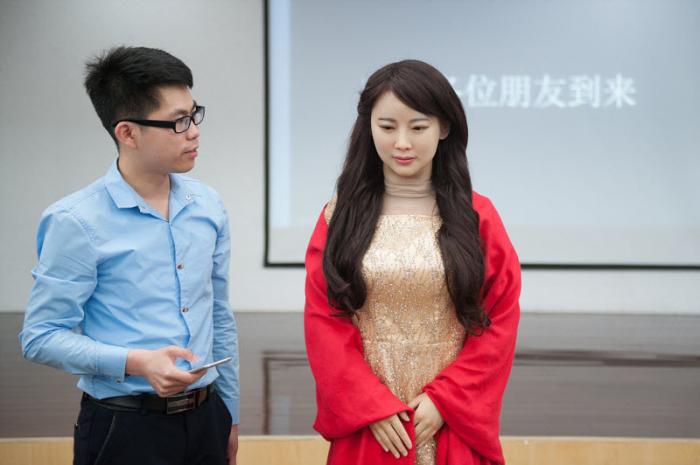 Покорная женщина-робот из Китая (6 фото)