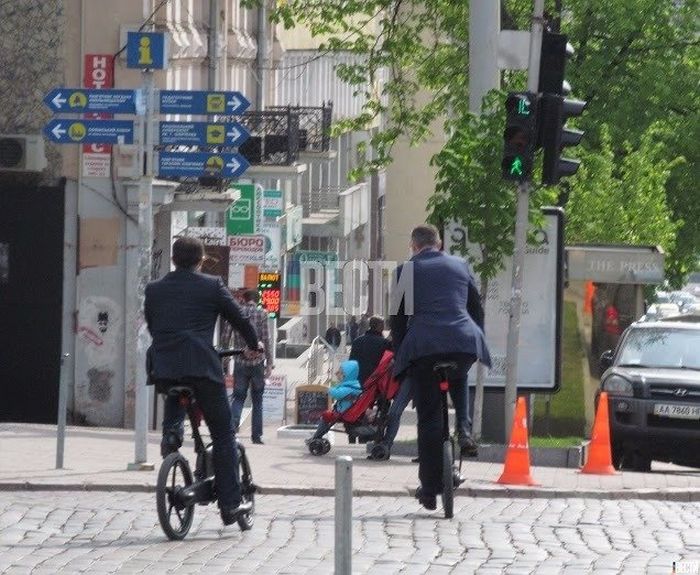 Мэр Киева Виталий Кличко упал с велосипеда по дороге на работу (5 фото)
