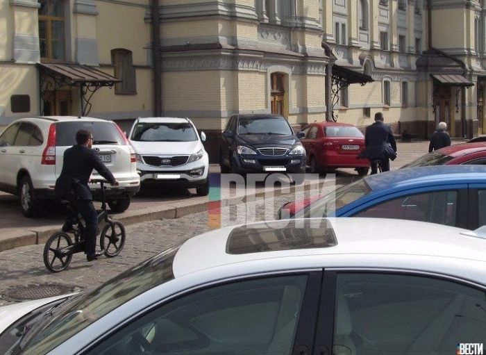 Мэр Киева Виталий Кличко упал с велосипеда по дороге на работу (5 фото)