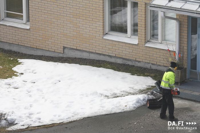  Уборка гранитной крошки на дорогах Финляндии (22 фото)