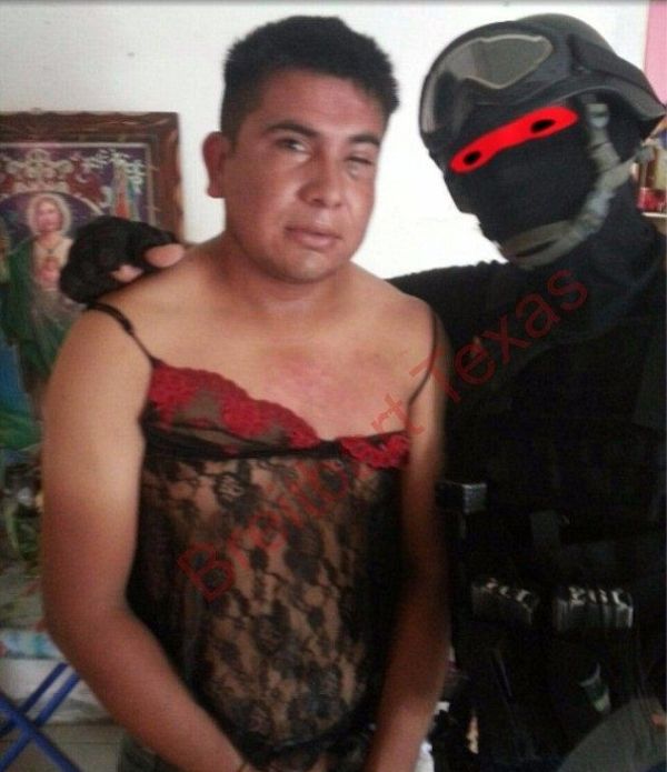 Мексиканский спецназовец издевается над жертвами (3 фото)