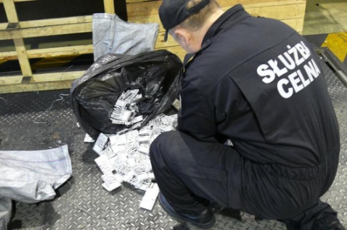 Польские контрабандисты промышляют сигаретами (16 фото)