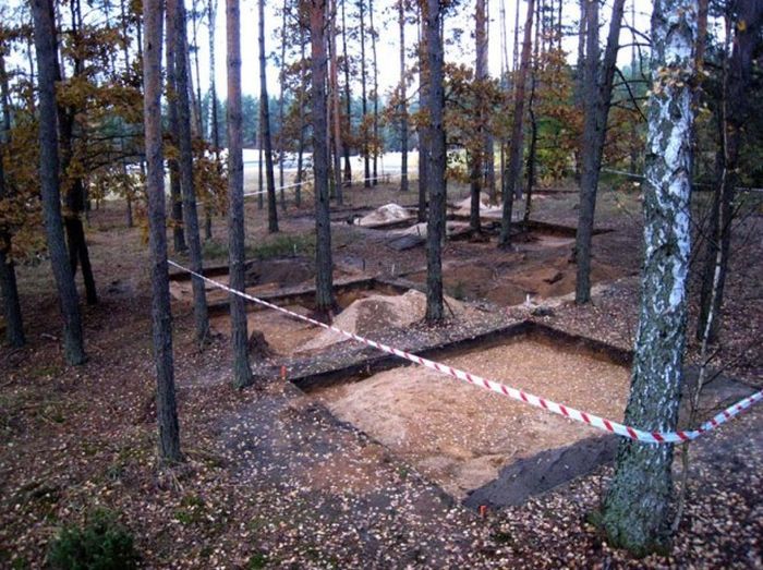 В Польше обнаружили спрятанные под землей газовые камеры (9 фото)