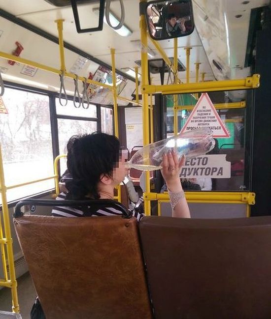 В Перми пьяная девушка-кондуктор порадовала пассажиров (3 фото)