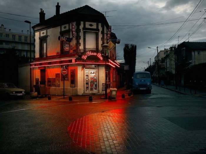 Красный свет исчезающих парижских кафе (20 фото)
