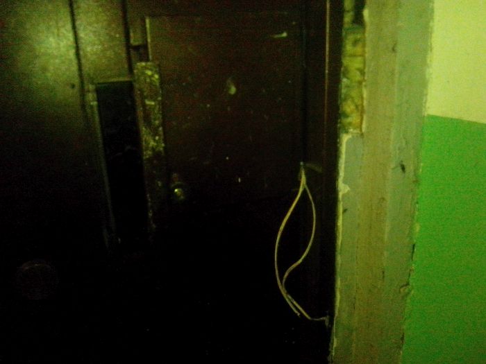 В Новокузнецке коллекторы заблокировали дверь должницы пеной (9 фото)