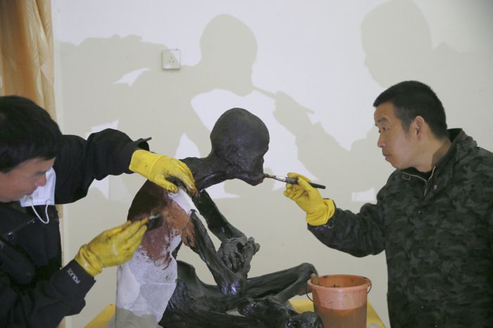 В Китае мумифицированное тело буддистского монаха превратили статую (6 фото)
