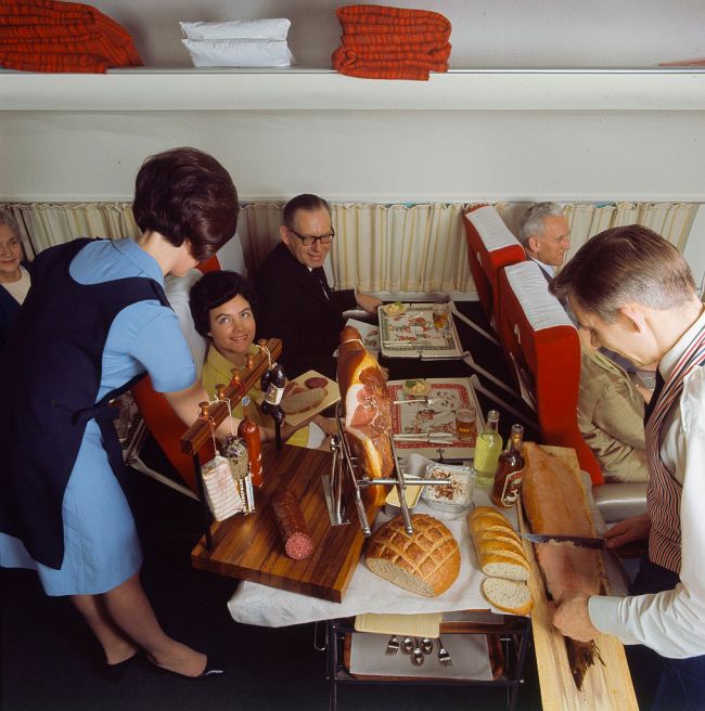 Как кормили в самолетах 40 - 50 лет назад (2 фото)