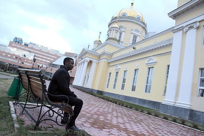 Чернокожий священнослужитель из Судана в православной церкви Екатеринбурга (5 фото)