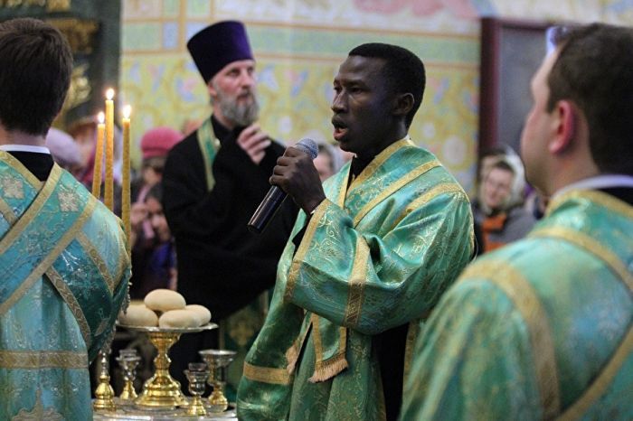 Чернокожий священнослужитель из Судана в православной церкви Екатеринбурга (5 фото)