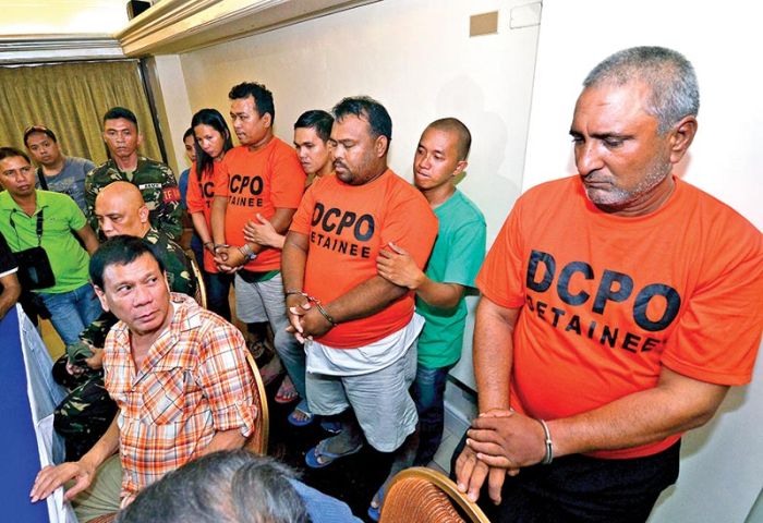 Мэр города Давао Родриго Дутерте избран президентом (7 фото)