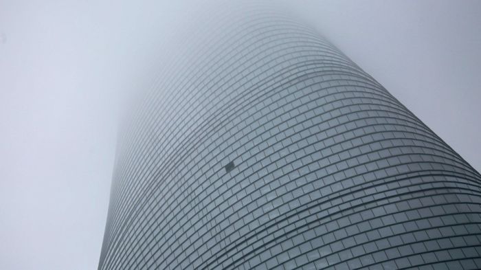 В Шанхае выпавшее с 76 этажа окно поранило человека (4 фото)