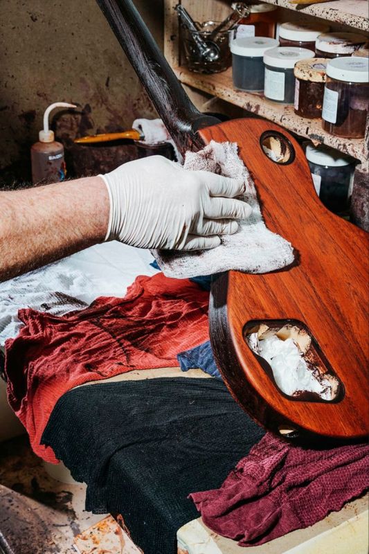 Мастерская по изготовлению кастомных гитар Gibson (12 фото)