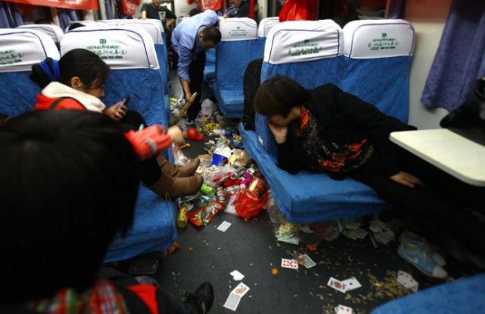 Китайские поезда по праздникам превращаются в мусорные свалки (4 фото)