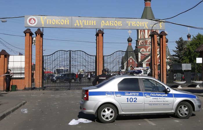 В Москве на Хованском кладбище произошла массовая драка (12 фото)