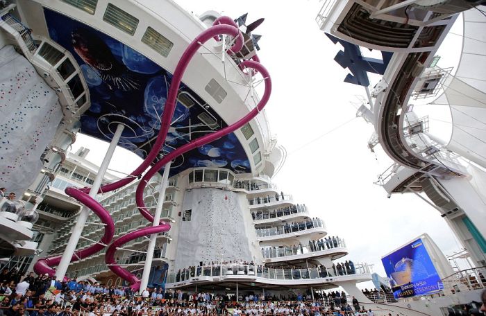 Самый большой в мире круизный лайнер Harmony of the Seas (15 фото)