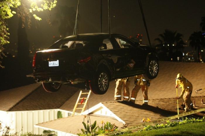 Водитель удачно посадил авто на крышу соседского дома (7 фото)
