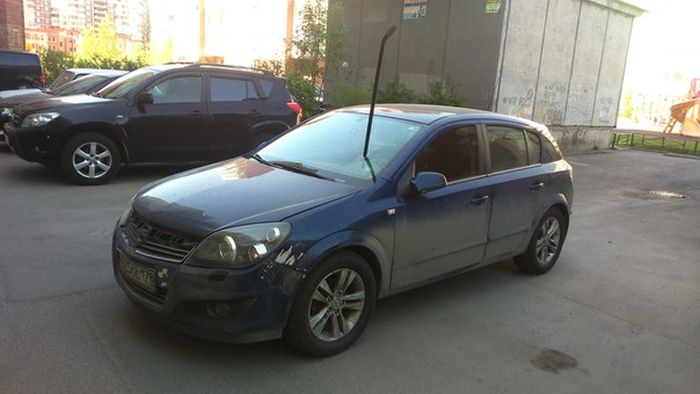 В Санкт-Петербурге автомобилю ломом проткнули лобовое стекло (2 фото)