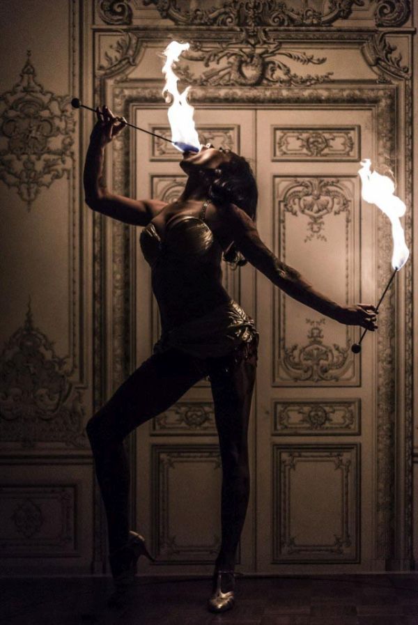 Девушка стала самым необычным глотателем мечей в мире (17 фото)