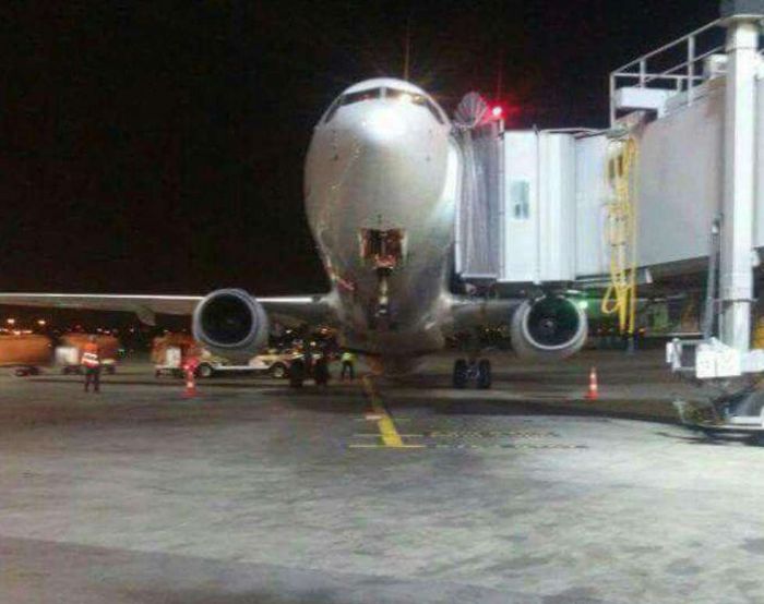  В аэропорту Тель-Авива украинский самолет завалился на хвост (2 фото)
