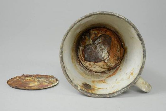 Клад в кружке из музея Освенцима (7 фото)