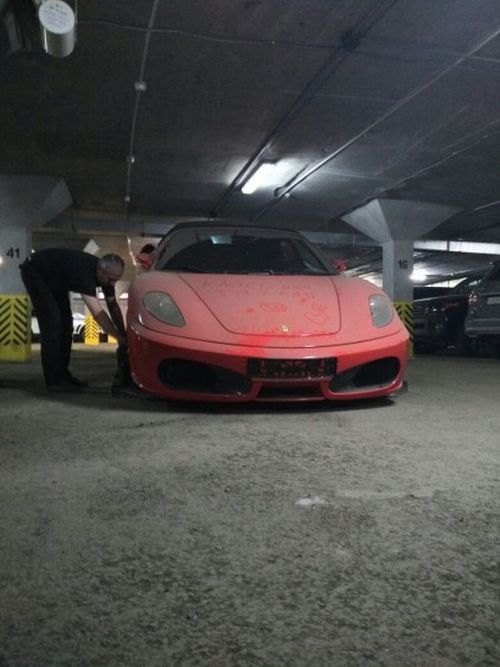 Судебные приставы изъяли заложенный по кредиту суперкар Ferrari (4 фото)
