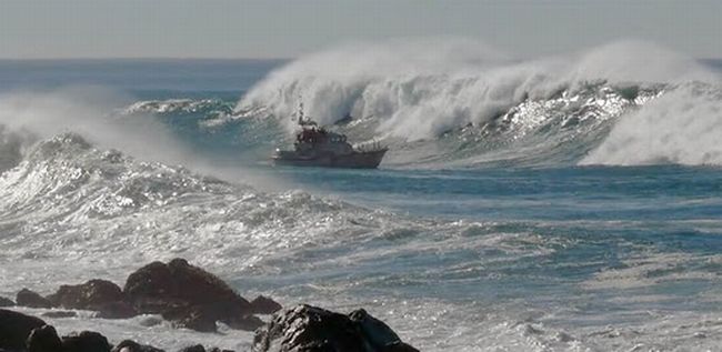 Волна перевернула корабль (13 фото)