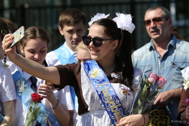 В школах России прозвенели последние звонки (16 фото)