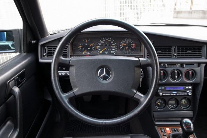 Mercedes-Benz 190E Evolution II выставлен на eBay (24 фото)