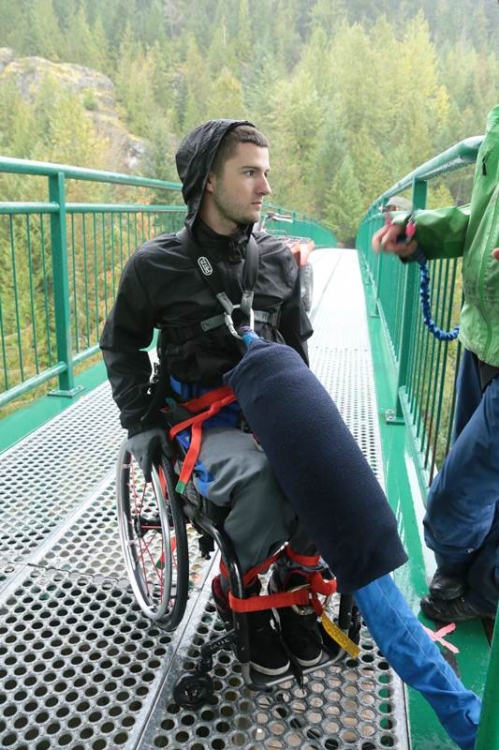 Прыжок с тарзанки в инвалидном кресле (11 фото)