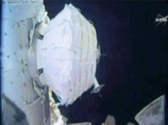 На борту МКС появился надувной модуль (4 фото)