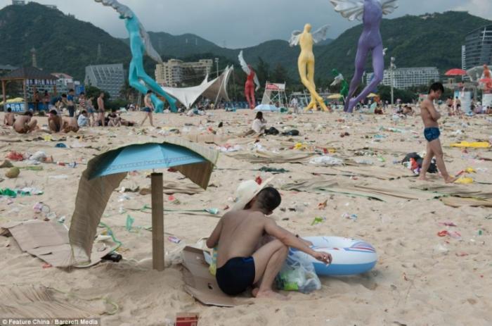 Китайский пляж после праздника лодок-драконов (12 фото)