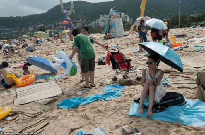 Китайский пляж после праздника лодок-драконов (12 фото)