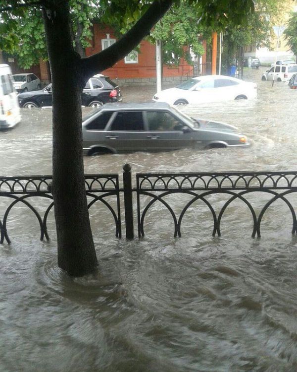 Проливной дождь и потоп во Владикавказе (4 фото)